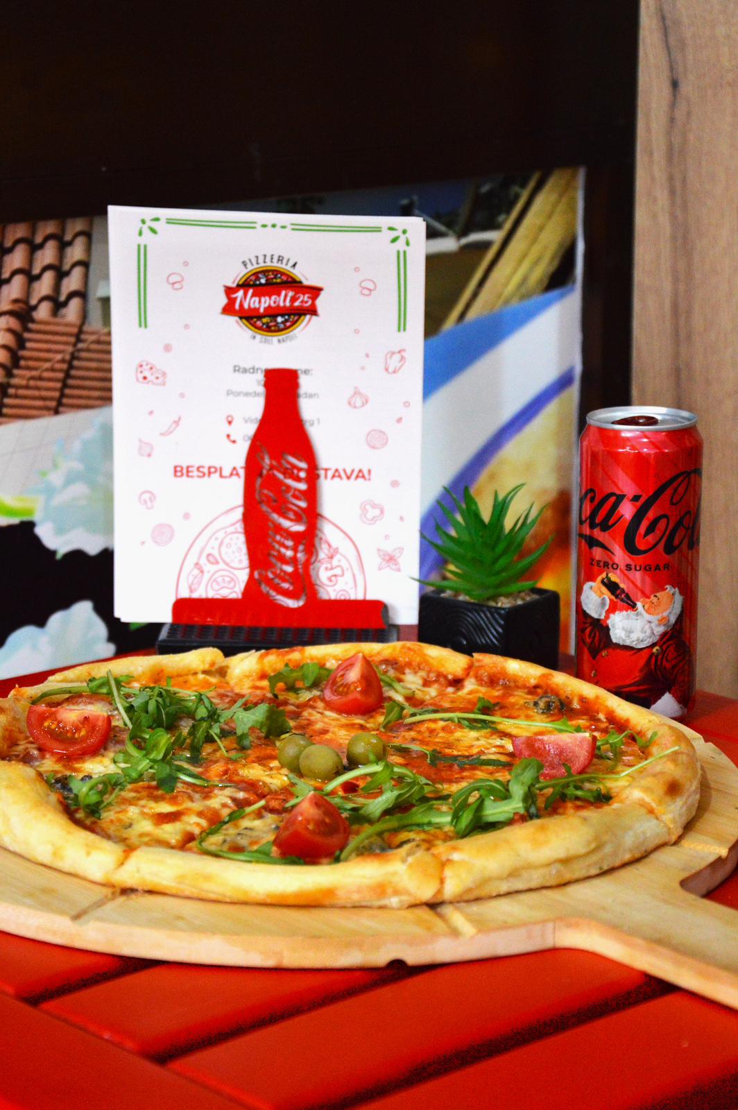 Napoli pica sa rukolom, čerijem i maslinama